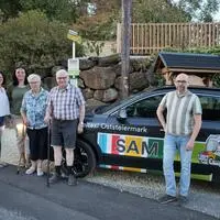 Betroffene rund um Lisi Jeitler (2.v.l) wissen bald nicht mehr, wie sie die nahezu täglichen Fahrten ins Menda organisieren sollen. SAM-Fahrer Martin Biro (rechts) bangt um seinen Job