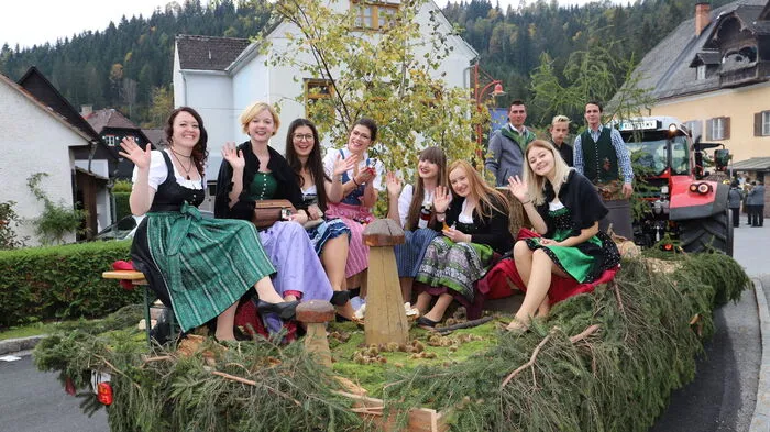 Rund 250 Mitglieder der Bezirkslandjugend beteiligten sich an dem Erntedank-Umzug. 