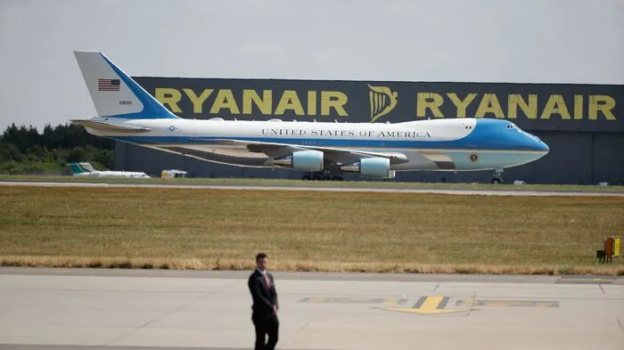 Die Präsidentmaschine Air Force One ist in Großbritannien gelandet.