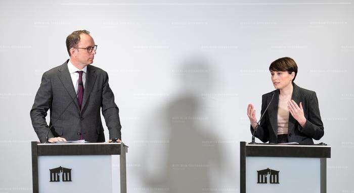 Andreas Ottenschläger (ÖVP) und Sigrid Maurer (Grüne) verhandeln den Entwurf für die Regierung