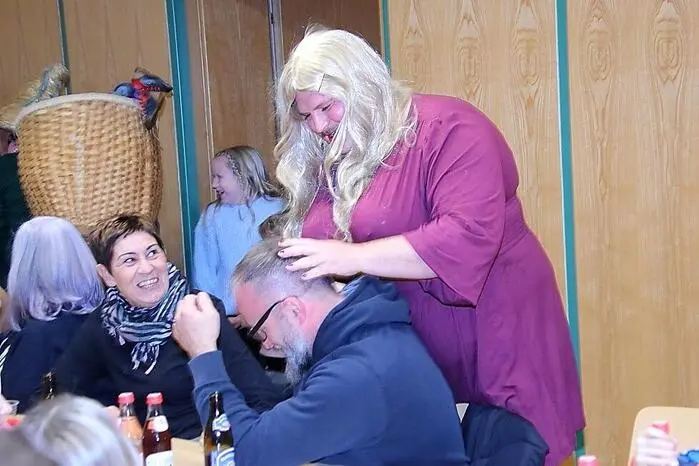 Während das Bettelweibl den Männern schöne Augen machte und sie ablenkte, ließ das Bettelmandl alles Mögliche in seiner Bucklkraxn verschwinden.