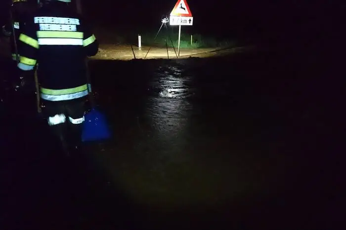 Die Gemmersdorfer Landesstraße L140 wurde auf mehreren Stellen überflutet.
