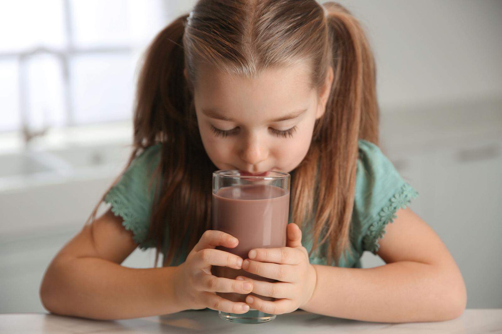 Speziell bei Kinderlebensmitteln sollten Eltern genau auf die Angaben zum Zuckergehalt achten