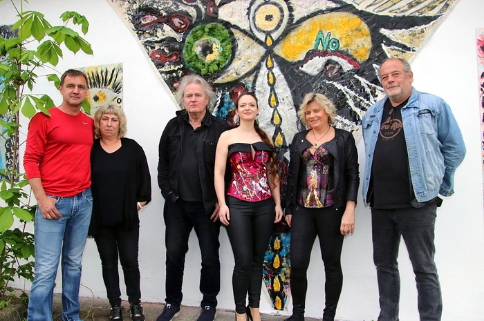 Ihnen ist es gelungen, mithilfe des musikalischen Netzwerkes der Familie Rosenzopf, den bekannten Musiker und Komponisten Gerd Schuller mit seiner Band nach Bärnbach zu bringen.