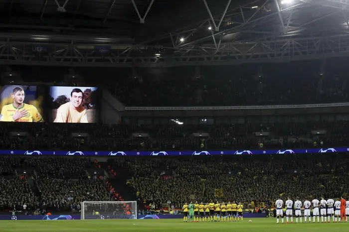 Vor dem Spiel wurde den beiden Spielern Emiliano Sala und Gordon Banks gedacht