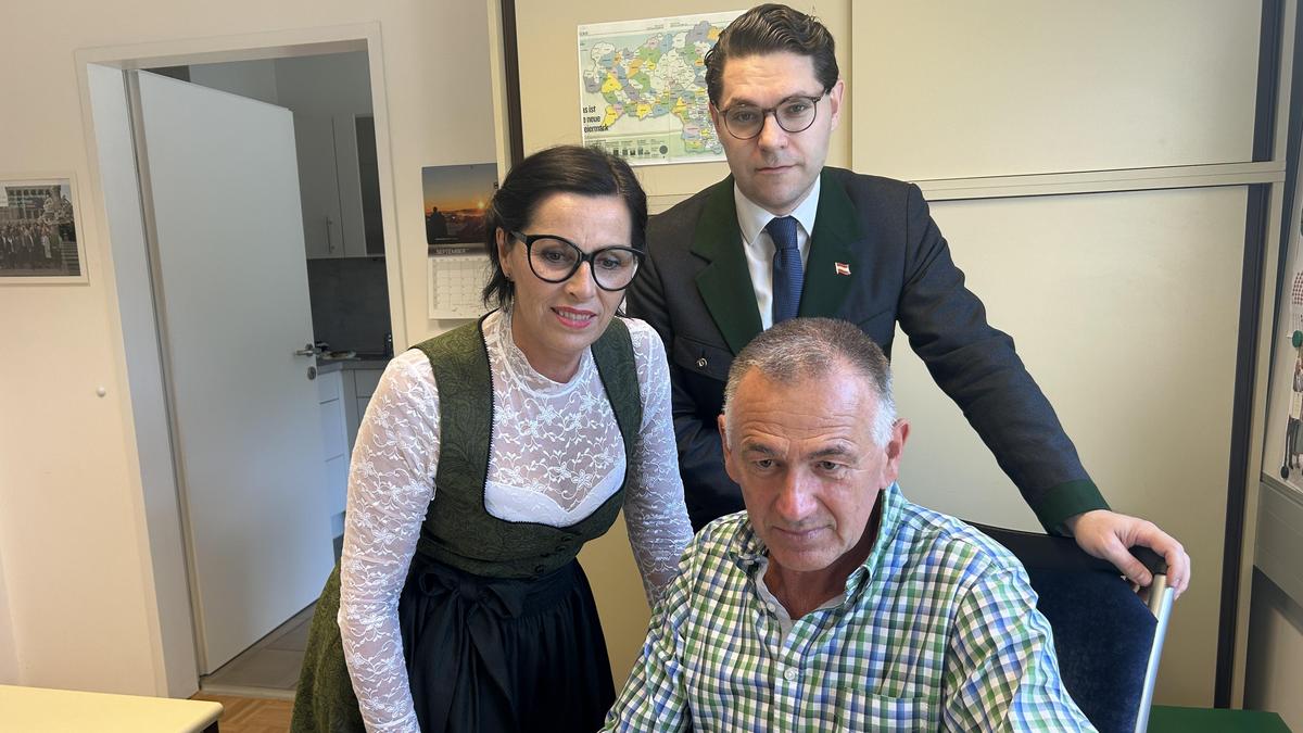 Conny Izzo mit Bezirksgeschäftsführer Franz Reithofer und Andreas Fraydenegg-Monzello am Wahltag 