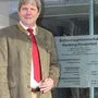 Max Wiesenhofer vor der "neuen" Bezirkshauptmannschaft. 