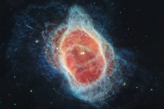 "Jedes Bild ist eine neue Entdeckung, und jedes gibt der Menschheit einen Einblick in das Universum, den sie noch nie zuvor gehabt hat", sagte Nasa-Chef Bill Nelson. Im Bild: Ein heller Stern im Zentrum von "NGC 3132", einem planetarischen Nebel im Sternbild "Segel des Schiffs" am Südsternhimmel.