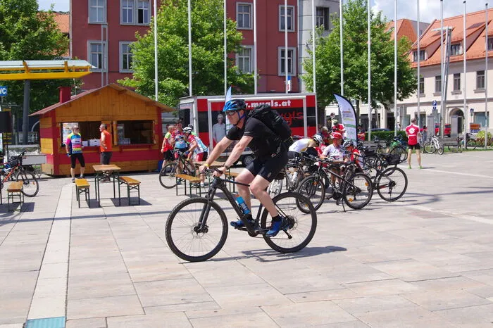 Laufend trudelten am Freitagvormittag Teilnehmer auf dem Brucker Hauptplatz ein.