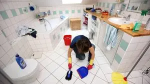 Bildnummer: 52471290  Datum: 14.07.2007  Copyright: imago/Jochen Tack  Frau putzt das Badezimmer, Gebäude, innen, Innenansicht , Personen , Symbolfoto , Highlight; 2007, model released, indoor, Hausfrau, Hausarbeit, Arbeit, arbeiten, Hausputz, Frühjahrsputz, Putzfrau, putzen, putzt, Säuberung, säubern, Bad, Badezimmer, Handschuh, Handschuhe, Gummihandschuh, Gummihandschuhe, Handfeger, Feger, Kehrblech, Kehrbleche, fegen, fegt, Boden, Fußboden; , quer, Kbdig, Einzelbild,  , Haushalt;sujet