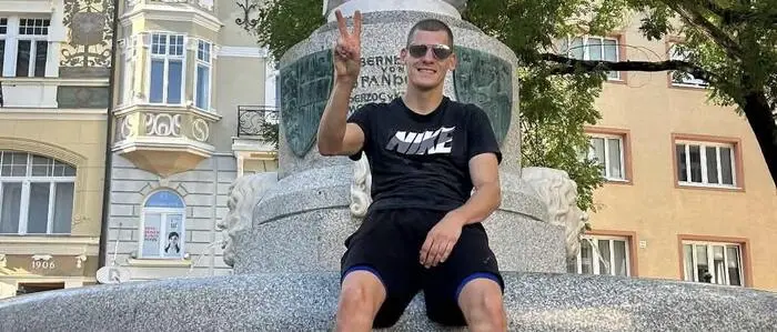 „Der Arthur-Lemisch-Platz ist ab heute offiziell in meinen Besitz übergegangen“, ließ André Wurzer via Instagram nach seiner Aktion wissen