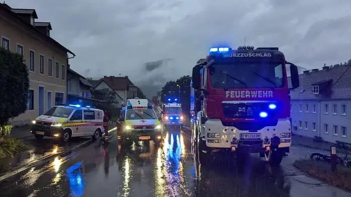 Feuerwehr und Rotes Kreuz mussten bereits am Montagmorgen ausrücken