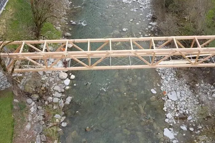 Zugstäbe sind in Form von Stahlzuggliedern zwischen den Knoten eingebaut. Die Knotenverbindungen sind wie üblich bei der Holzbauweise mittels Stahlschwertern ausgeführt, und die erforderlichen Verbindungen mittels Stabdübel und Schraubenbolzen hergestellt. Ausreichende Verbindungen (Holzbalken) und Verbände aus Stahlzuggliedern, sorgen für die erforderliche Stabilität der Brückenkonstruktion in Querrichtung.
