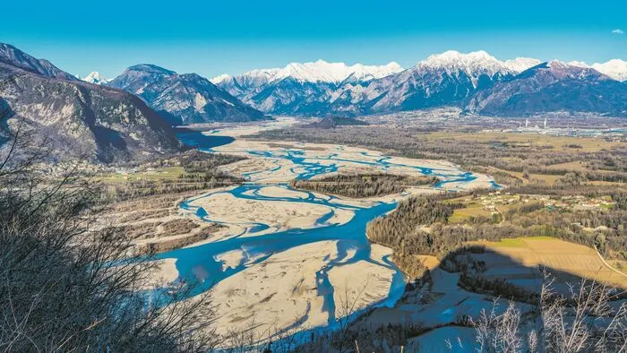 Er prägt das Landschaftsbild von Friaul-Julisch Venetien in beeindruckender Manier: der Tagliamento mit seinen stetig wechselnden Flussläufen
