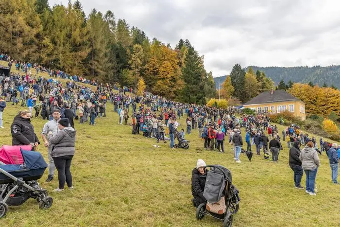 Unzählige Schaulustige beim ehemaligen RHI-Gästehaus und auf vielen Hängen rund um Trieben
