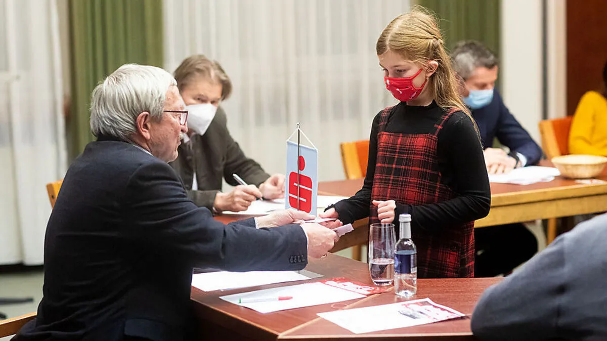 Glücksengerl Emma zog die Lose unter notarieller Aufsicht 