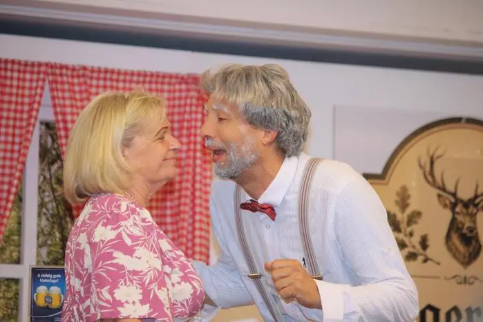 Ines Levy, Wolfgang Hofer, Monika Richter-Kernreich, Renate Radl und Martin Aichholzer sorgten mit den Stücken „Schnitzeljäger“ von Dieter Bauer und „Schatz, wir müssen reden!“ von Helmut Schmidt für einen Abend voller Chaos, Charme und Missverständnisse.