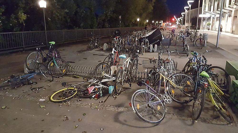 Der Sturm wirbelte in der ganzen Stadt abgestellte Fahrräder durcheinander, auch beim Gigasport