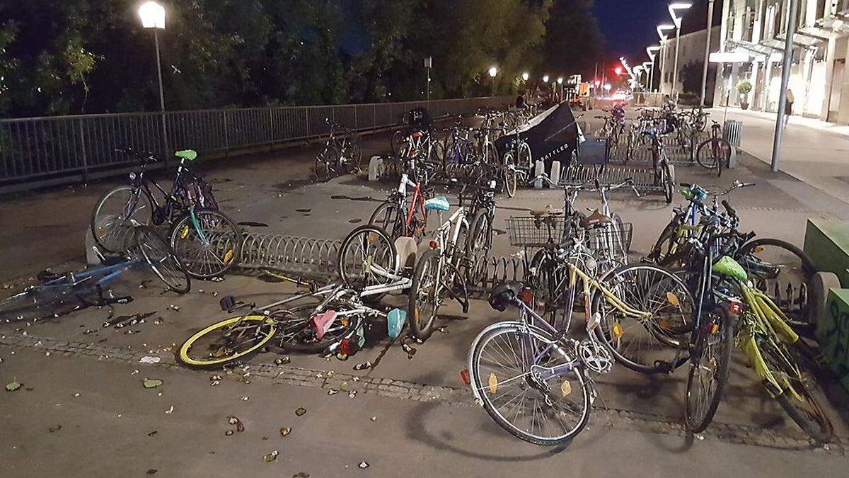 Der Sturm wirbelte in der ganzen Stadt abgestellte Fahrräder durcheinander, auch beim Gigasport