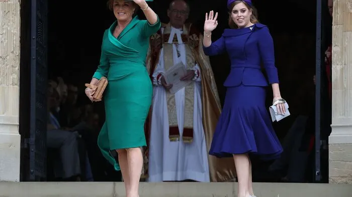 Die Mutter und die Schwester der Braut: Sarah, Duchess of York mit Beatrice.