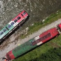 Drohnenaufnahme der Unfallstelle - eine Garnitur liegt derzeit in der Mur