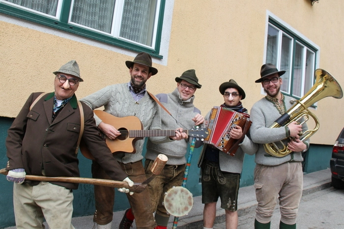 Ausgerüstet mit einem Pferd mit Leiterwagen auf dem Blöche verladen sind, mit Zepinen und einer Zugsäge ziehen am Faschingsdienstag rund zehn Männer der Kulturinitiative in Altknechtbekleidung durch die Stadt und besuchen rund 30 unverheirateten Frauen.
