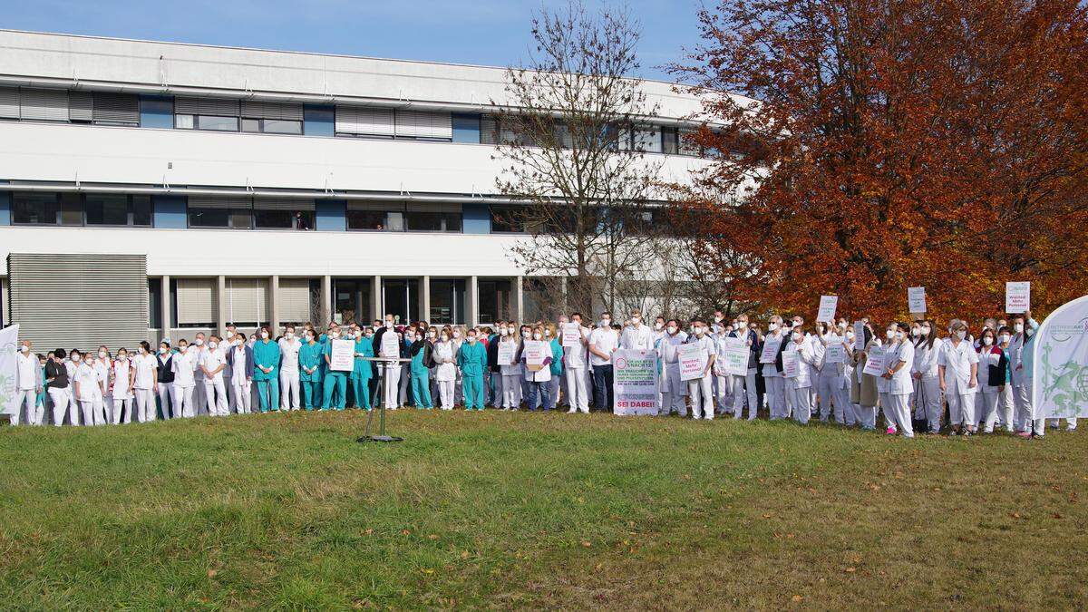 Das Personal des Brucker LKH bei der Demo im November 2021, jetzt ist die Lage noch schwieriger