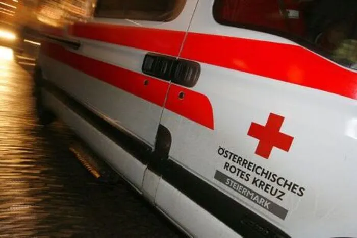 Eine 81-Jährige wurde  in Pöls von einem Auto niedergestoßen und schwer verletzt. Passiert ist der Unfall auf dem Parkplatz eines Supermarktes.