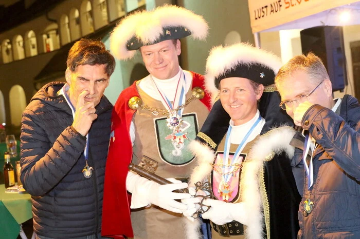 Um es gleich vorweg zu nehmen: Eine große Ehre wurde an diesem Abend Bürgermeister Martin Kulmer (rechts) zuteil. Der Stadtchef (sowie Narren-Pensionist Hans Volina, links) wurden von Faschingsgilde-Präsident Michael Huber (2. von links) und Herzog Andy I. (Dancing Star Andy Kainz, 2. von rechts) in der Osteria „San Vito“ mit dem „Nasenbohrer-Orden“ ausgezeichnet. 