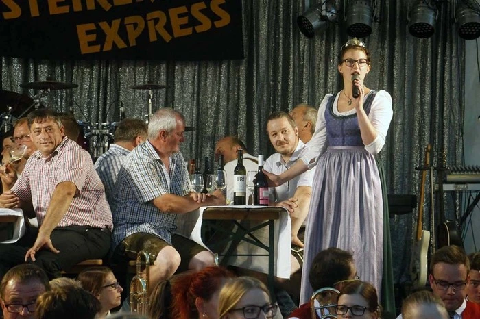 ...mit Weinhoheit Elisabeth aus Großwilfersdorf die Eröffnung des Weindorfes am Hauptplatz vor. 