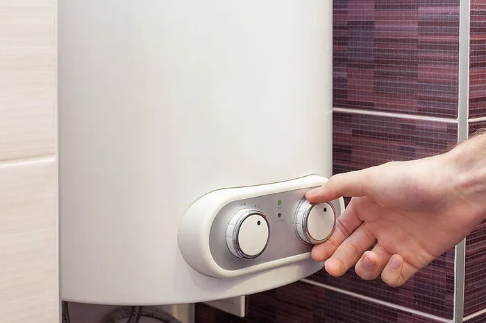 Nur ganz knapp an zweiter Stelle landet Strom. Damit ist Elektrizität weiterhin ein wichtiger Energieträger zur Erzeugung von Wärme in Österreich. 60.374.497 Gigajoule Wärme werden jährlich durch Strom erzeugt. Das sind rund 25 Prozent Marktanteil. Vor allem Wasser wird oft mit elektrischer Energie erwärmt.