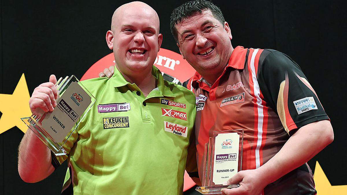 Michael van Gerwen (links) und Mensur Suljovic spielen in Schwechat