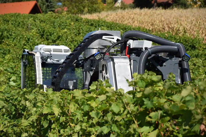 Klicken Sie sich durch die Bilder des Innenlebens der Maschine sowie ihres Einsatzes am Weinberg.