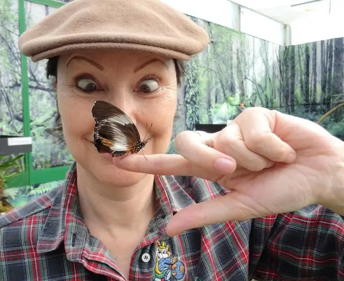 Victoria wünscht sich Schmetterlinge – nicht nur am Finger, sondern auch im Bauch