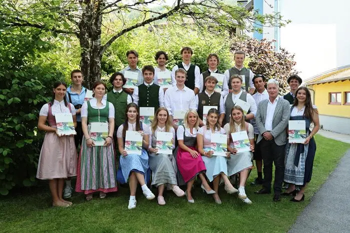 Von links nach rechts: 
1. Reihe: Barbara Oberauer (guter Erfolg), Elena Fina (ausgezeichneter Erfolg), Elizaveta Shalneva, Julia Ettl, Mag. Barbara Kohlhofer (Klassenvorständin), Anna-Lena Taxer, Maike Bogner, Schulleiter Prof. Mag. Helmut Rantschl, Pia Hauzenberger (ausgezeichneter Erfolg)
2. Reihe: Lukas Andreycic, Moritz Würger, David Fuchs, Maximilian Urain, Felix Wirnsberger, Jakob Mateschitz, Michael Ivanov, Finn-Pirmin Pilz (guter Erfolg)
 3. Reihe:
Tobias Antensteiner, Elias Ellmer, Luis Resch (guter Erfolg), Stefan Heiss, Martin Höflehner

