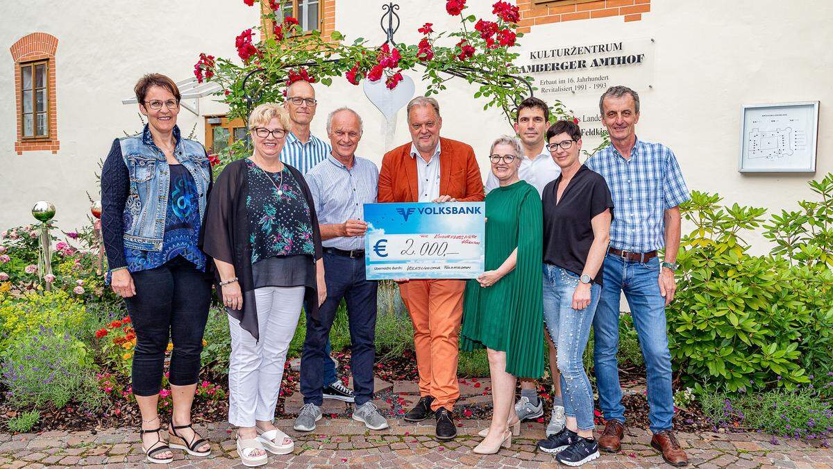 Bürgermeister und Kinderkrebshilfe-Landeskoordinator Martin Treffner mit Chorleiterin Renate Altmann und dem Vereinsvorstand des VLC Feldkirchen