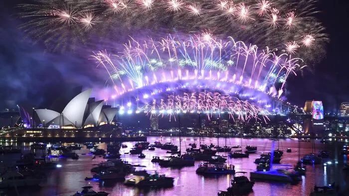 Um 14 Uhr unserer Zeit konnten die Menschen im australischen Sydney bei einem atemberaubenden Feuerwerk das neue Jahr begrüßen. Laut Veranstaltern gingen 8,5 Tonnen Feuerwerk in die Luft, noch einmal 500 Kilo mehr als voriges Jahr.