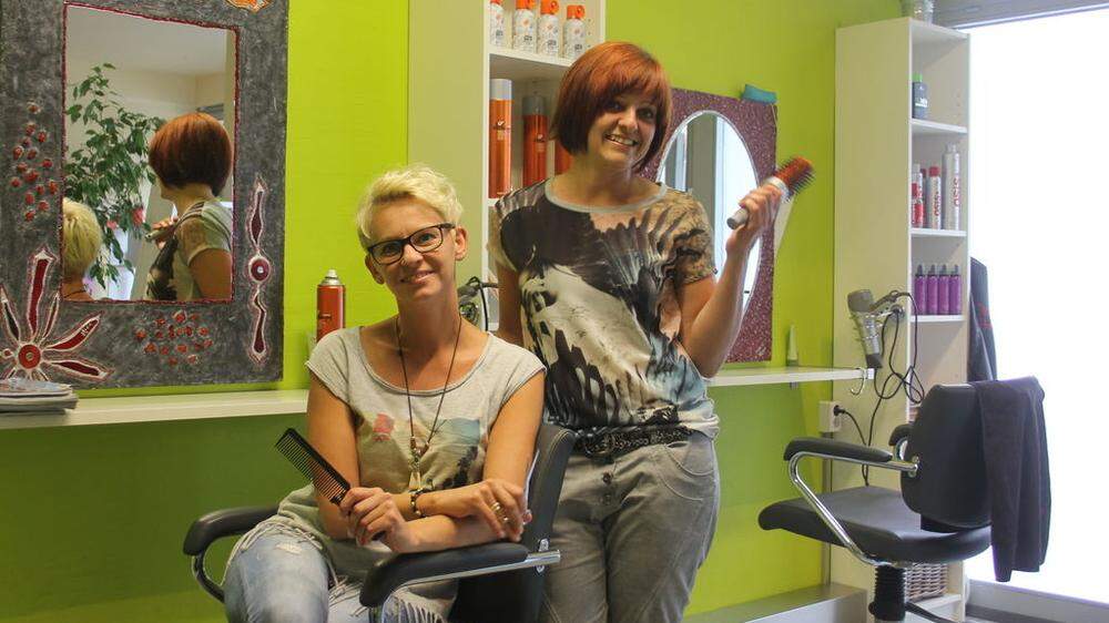 Die Friseurinnen Daniela Gassmayer (links) und Daniela Peternell im Salon „Schnipp Schnapp“ unterstützen den Verein Haarfee
