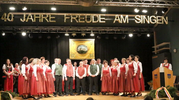 Wenn das kein Grund zum Feiern ist! Bereits seit 40 Jahren gibt es den Singkreis Frauenstein (Obfrau Gertrud Seebacher).