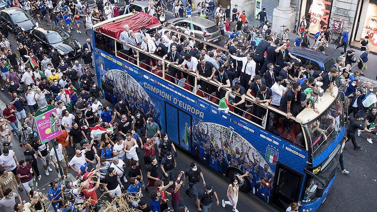 Die italienische Mannschaft lässt sich nach dem Titelgewinn feiern