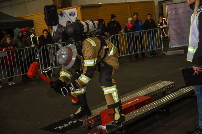 Mit einem Hammer - und mit vollem Körpereinsatz - muss ein 74 Kilo schwerer Stahlträger weggeschossen werden