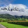 Sattes Grün im Tal, schneebedeckte Berge und ein blitzblauer Himmel - in höheren Lagen trügt die Postkartenidylle