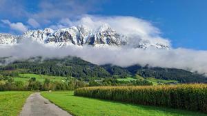 Sattes Grün im Tal, schneebedeckte Berge und ein blitzblauer Himmel - in höheren Lagen trügt die Postkartenidylle