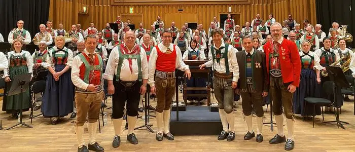 Am vergangenen Wochenende reisten über 70 Musikantinnen und Musikanten des Bezirksblasorchesters 40+ in die Landeshauptstadt