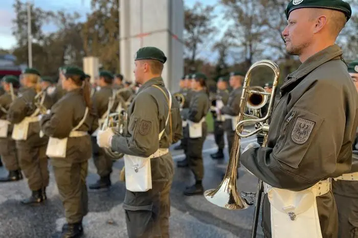 Musikalisch begleitet wurde die Flaggenparade von der Militärmusik Steiermark, der Polizeimusik Steiermark und der Feuerwehrmusik Eisbach-Rein