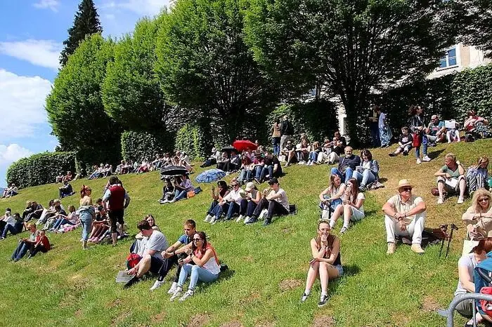 Bei der Eröffnung konnte Movia eine Vielzahl an in- und ausländischen Gästen begrüßen, welche das Weltkulturerbe Piber mit den Lipzzanern hautnah erleben konnten. Für musikalische Umrahmung sorgten die Gestütskapelle Piber und die Voitsberger Jagamusi. 