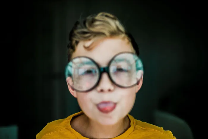 Wer seine Fehlsichtigkeit mit einer Brille korrigieren lassen möchte, erhält Gläser mit einem negativen Brechwert. Das bedeutet, dass der Punkt, an dem ferne Objekte bestmöglichst abgebildet werden, so verschoben wird, dass er direkt in der Netzhautebene liegt.