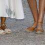 Ob zum Schnüren, Reinschlüpfen oder mit Verschluss, Espadrilles gibt es in vielen Ausführungen - die spanischen Royals setzen auf das sommerliche Schuhwerk