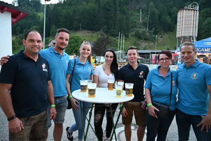 Assel Johannes, Carmen Rupic und Harald Rupic waren mit Freunden und Familie mit von der Partie