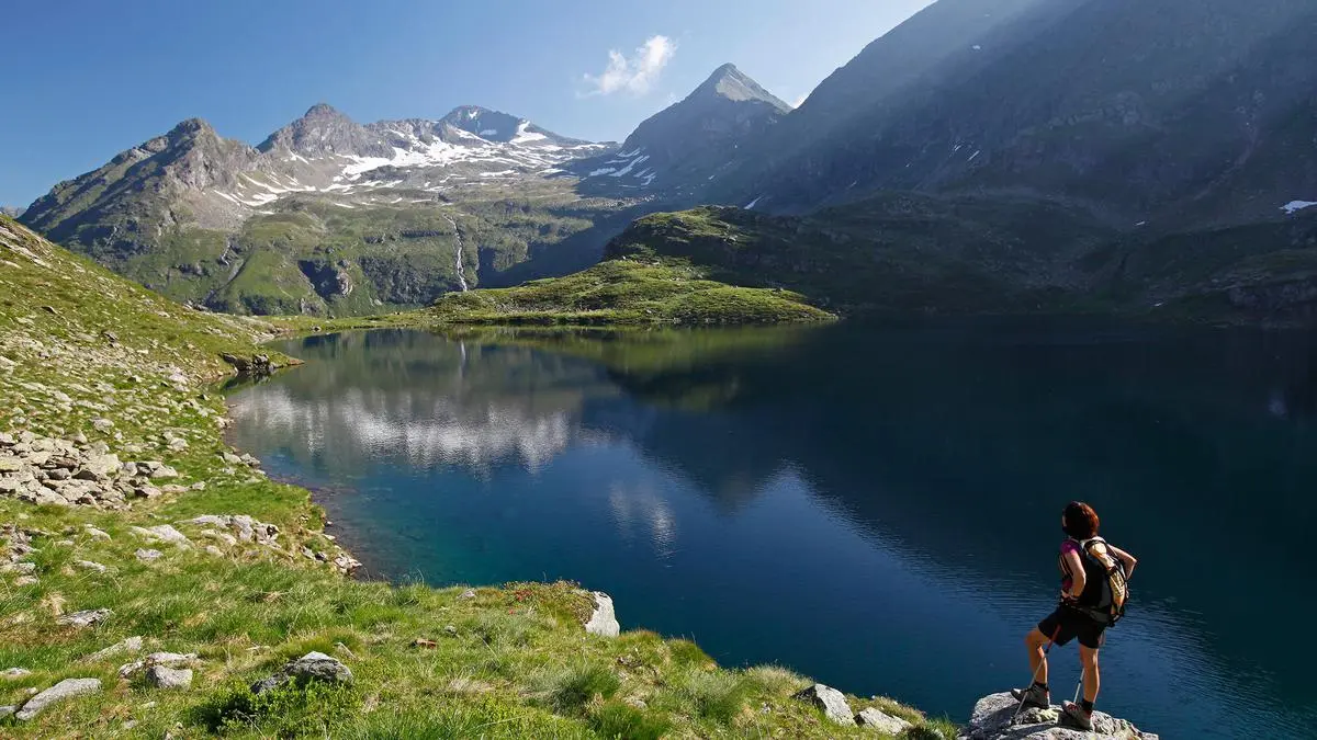 Blick über den Sonntagskarsee ins Trattenkar und zur Hochwildstelle